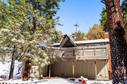 *NEW* Sheephorn Getaway - Cozy cabin 3 min to slopes + jacuzzi + fireplace