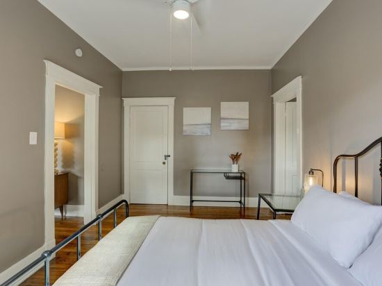 Stylish Vintage Apartment in Midtown Close to All!