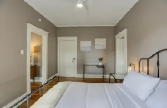 Stylish Vintage Apartment in Midtown Close to All!