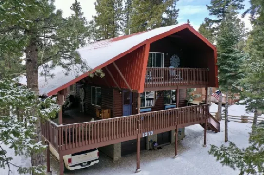 Mid-Canyon Cabin near Bryce and Zion National Parks