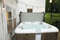 Valley View stay with HOT TUB, Pond, Firepit - 3BD/2BA, Family friendly