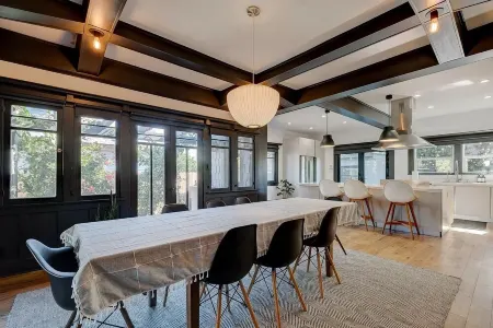 Historical, cheerful Craftsman close to DTLA, Venice Beach, LAX Отели рядом с достопримечательностью «Южный Лос-Анджелес»