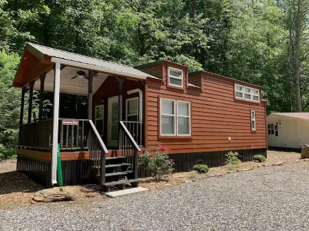 Tiny Home only 1 mile to Vogel State Park!  Wandering Wood at the Reece Farm Vlg Отели в г. Юнион