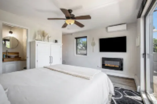 The Urban Coastal : Downtown Saugatuck - Cozy Condo with Lakeside Views