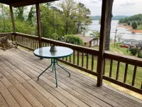 Beautiful 2 bedroom cabin with amazing lake views