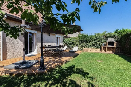 Charming air-conditioned house with garden 5 minutes from Dijon Hotels in Saint-Apollinaire