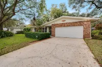 Lovely home! HEATED pool, firepit, 2 King beds ~ 15 mins to Clearwater Beach! Hotels near Countryside Square