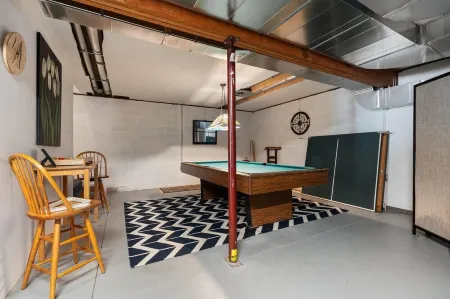 Beautiful Log Home, Lake side. Отели в г. Найлс