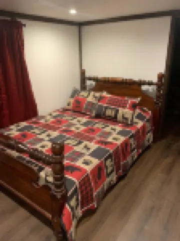 Cozy Creekside Cottage with Skiing & Hiking Nearby