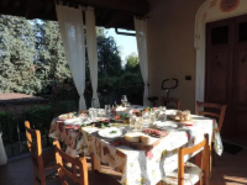 Isolated on hill, flat with terrace,garden among romanesque art,quiet,nature Hotels in Cocconato