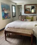 Cozy 2br cottage with firepit, long lake views, lake access and shady/sunny dock
