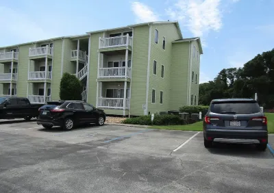 Newly renovated condo, indoor & outdoor pools, 3min walk from beach!