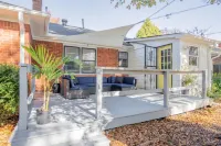 AMAZING East Memphis 3BDR Home w/ RELAXING DECK! Mendenhall Commons附近的飯店