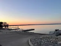 Come stay at Two Lakes Cottage just minutes away from Bois d’Arc Lake