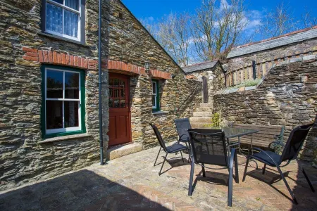 Mona's Cottage - Private Parking, Sea Views, Garden & Close To Harbour & Beach
