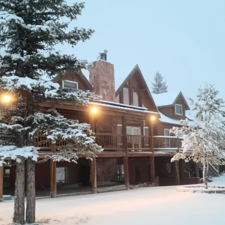 Secluded luxury lodge that sleeps 34 in beds