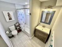 Walk to town/beach/pickleball courts; cozy & clean