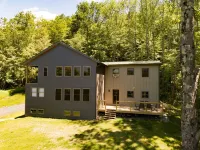 Modern Mountain Escape - minutes to town & mountains