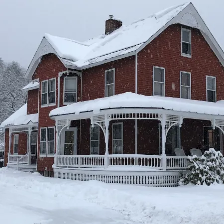 Updated Village Victorian on Ski Shuttle, walk to all amenties in town!