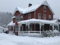 Updated Village Victorian on Ski Shuttle, walk to all amenties in town! - 4-Star