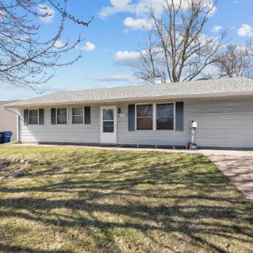 Lovely Updated 2bd house just minutes away from anything the Qc has to offer!