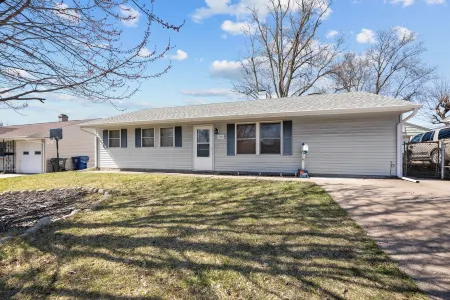 Lovely Updated 2bd house just minutes away from anything the Qc has to offer!