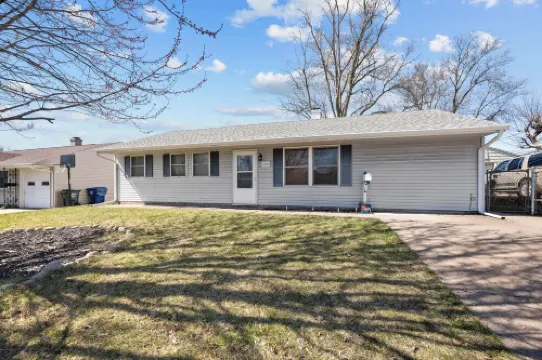 Lovely Updated 2bd house just minutes away from anything the Qc has to offer!