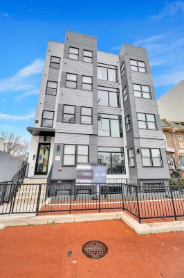 Modern 2BR/2BA with Roof Patio  호텔