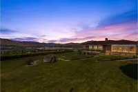 Wenatchee Mansion. 6500 sqft, pool, hot tub, 7 BR, theater, billiards and more! Hotels in 
