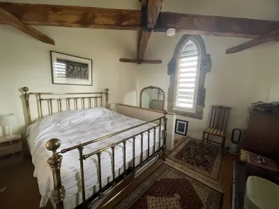Stylish two-bedroom condo with free parking. Hotel di 