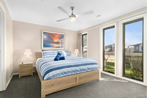 13 bedrooms,6.5 bathroom, sleeps 40+, playgrounds, giant checkers, table tennis Hotels in Sebastopol