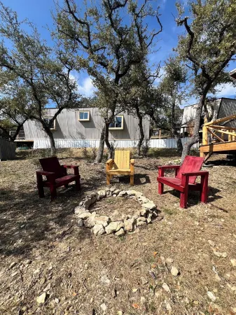 Unique Tilted Treehouse, Private Hot Tub, VIEW on acreage