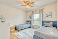 Charming 3-bedroom Relaxing Family Vacation Retreat On The Water,  Fishing