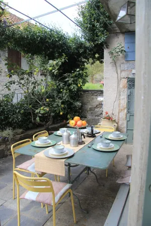 Seventeenth-century house on 2 floors, with Turkish bath and courtyards, 1km from Lake Orta.