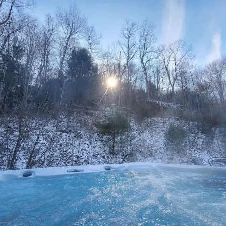 Hocking Hills Cabin- private hot tub, hiking trail, caves, fire pit, pool table