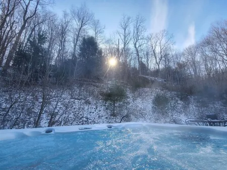 Hocking Hills Cabin- private hot tub, hiking trail, caves, fire pit, pool table