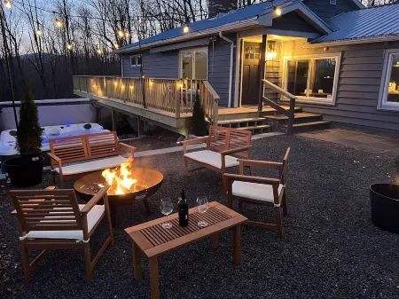 Modern Home: Hot Tub, Mountain Views & EV Charger