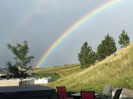 Cozy Home Close to All Attractions with a Fabulous Kitchen and All Amenities!