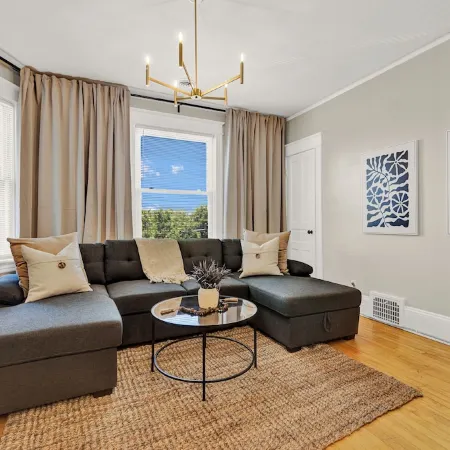 Fun, Style & Comfort Eastside Downtown 4 Bedroom Townhome Near Attractions