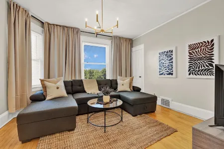 NEW! Fun, style & comfort Eastside MKE Best Day Townhouse 4 bedrooms Отели рядом с достопримечательностью «UWM English as a Second Language Program»