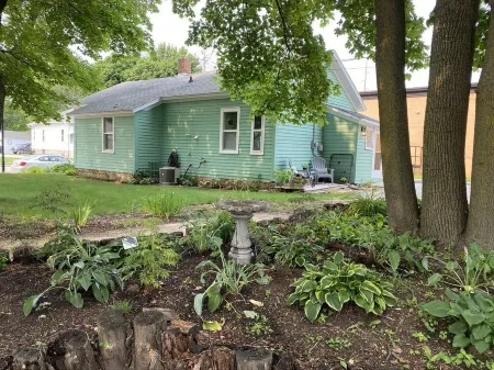 Adorable cottage with modern style , we welcome you to your temporary home!