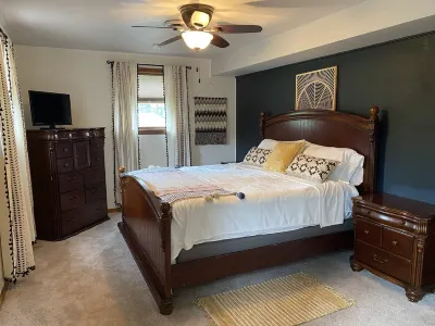Executive 5 Bed/4 Bath, 13 Beds, Sleeps 17, by Patti's w/ Pool Table!