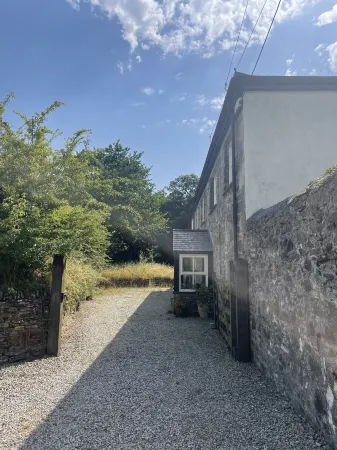 Pretty Converted Stable Block. Village Centre, close to Lost Gardens of Heligan