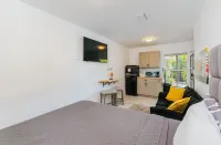 Charming Studio Apartment in Sunny Pompano Beach, Florida - Your Ideal Getaway!