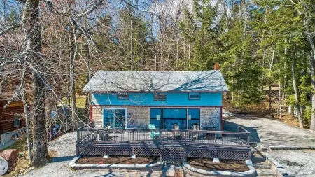 Beautiful lakefront Summer Lake House & Ski Cottage near Mt. Sunapee