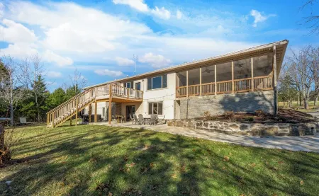 The Belle Lux KY Bourbon Trail-Hot Tub-Hiking Trails on over 120 Acres!