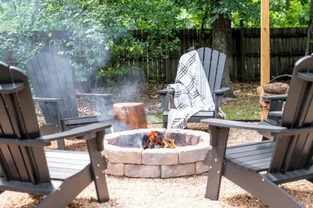 Newly Remodeled True Log Cabin | Fire Pit | Bike In-Bike Out