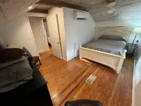 Cozy Cabin in the hills of Kentucky Lake. Family getaway or relaxing escape!