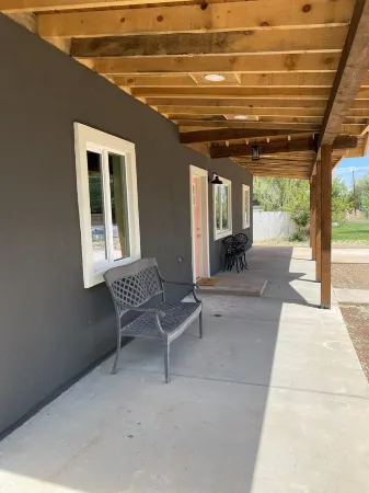 Centrally located! 30 mins to Pines or Petrified Forest. Family-friendly.