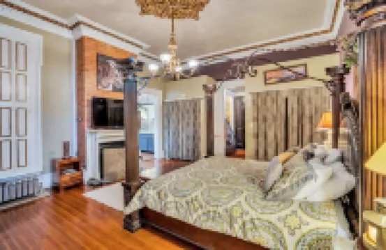 Family Friendly, Historic Mansion Row, 5 min from Louisville!